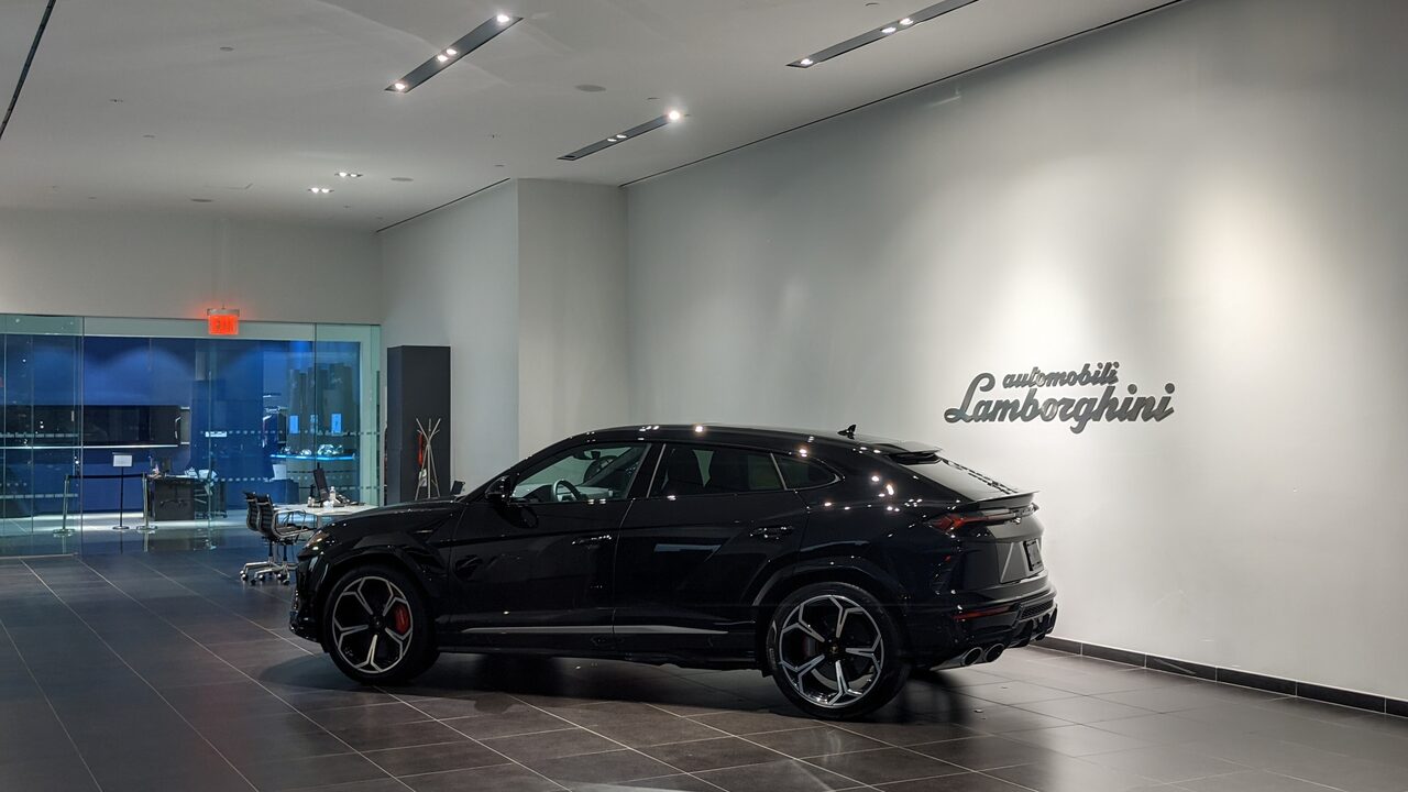 Lamborghini Urus preto exposto num salão claro da Lamborghini