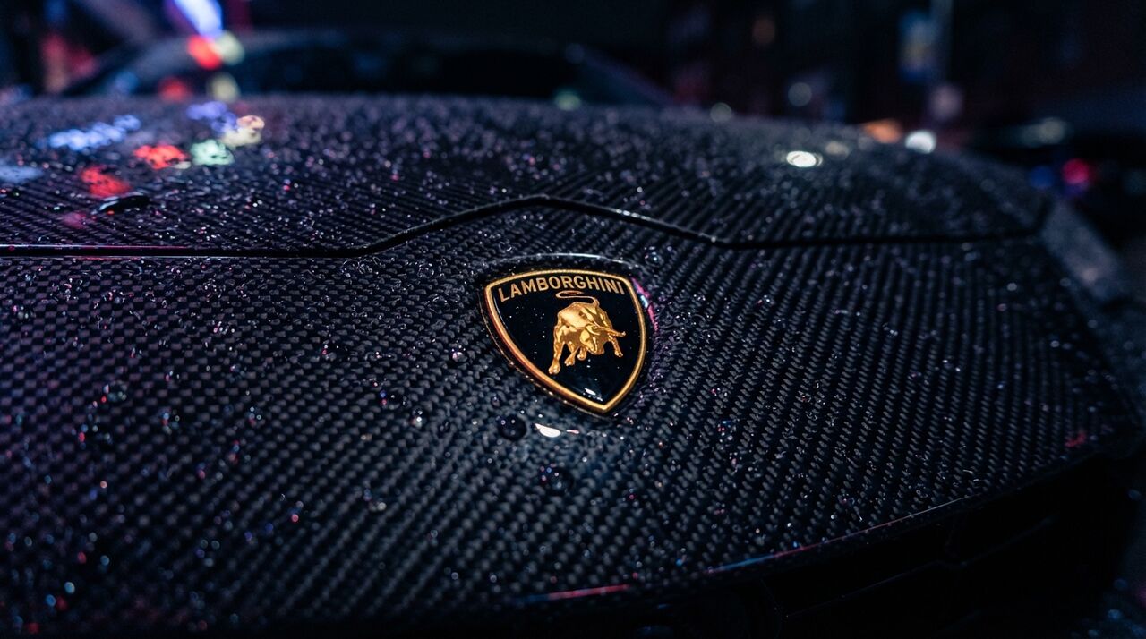 Emblema da Lamborghini sobre fibra de carbono molhada